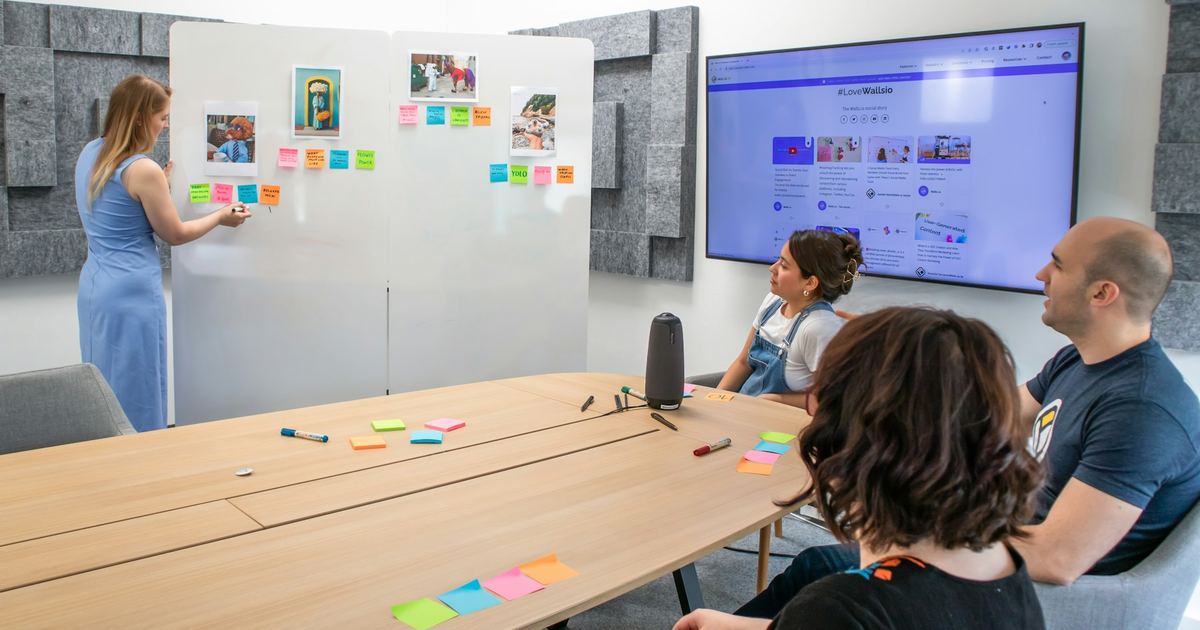 Une équipe en séance de travail devant un écran de présentation
