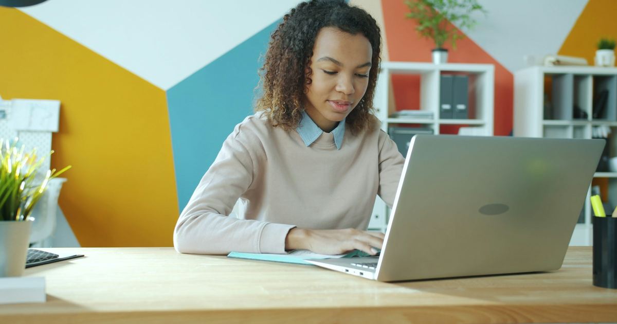 Une salariée travaillant sur son ordinateur portable