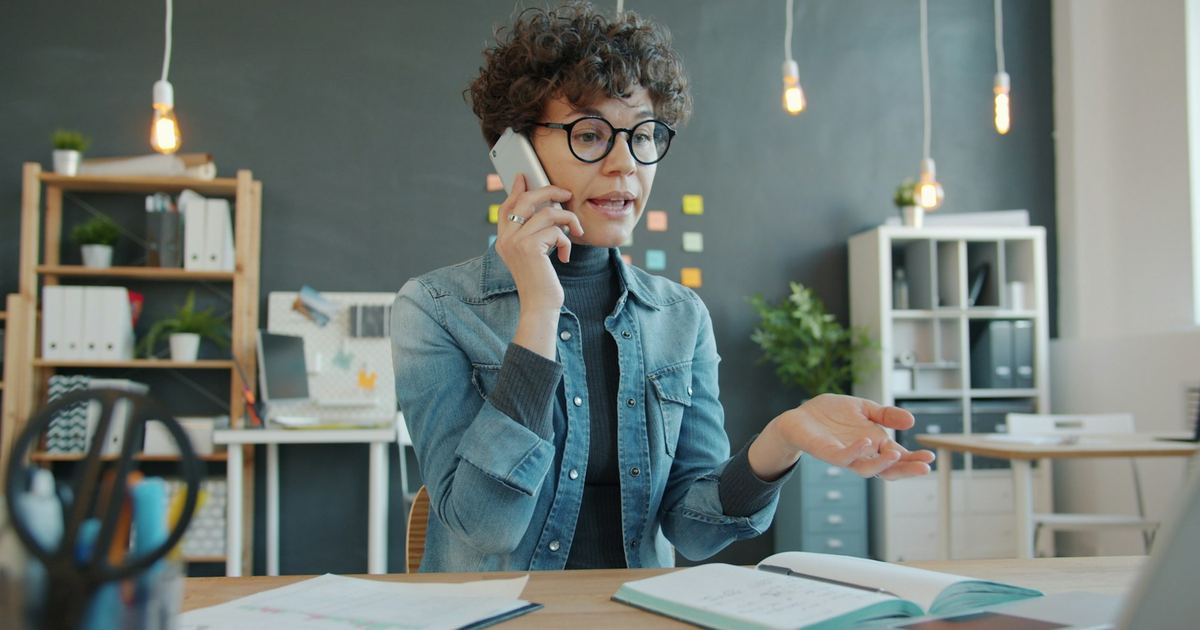 Un responsable au téléphone, à son bureau