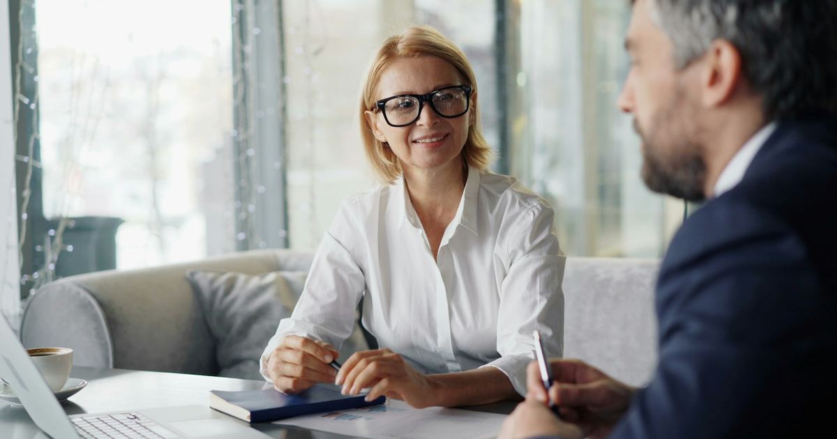 Une dirigeante en rendez-vous avec un conseiller